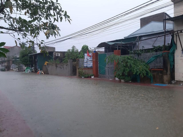  Mưa lớn, thủy điện đồng loạt xả lũ, hàng ngàn nhà dân ở Nghệ An bị ngập sâu  - Ảnh 5.