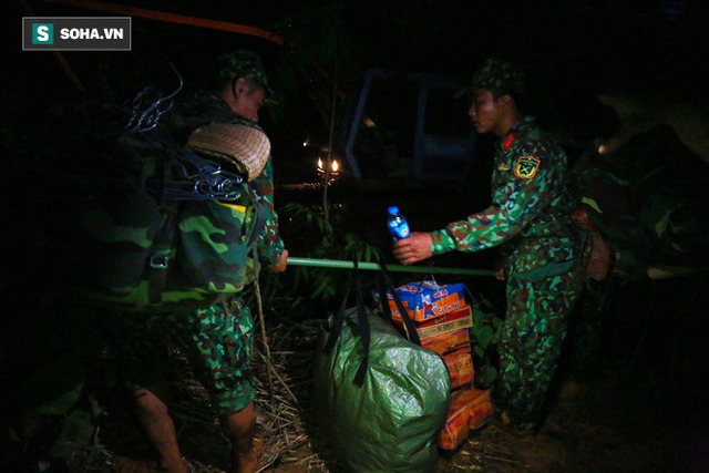  Bộ đội xuyên đêm băng rừng, vượt bùn lầy ngập nửa người để tiếp tế lương thực cho Trà Leng - Ảnh 4.