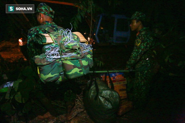  Bộ đội xuyên đêm băng rừng, vượt bùn lầy ngập nửa người để tiếp tế lương thực cho Trà Leng - Ảnh 8.