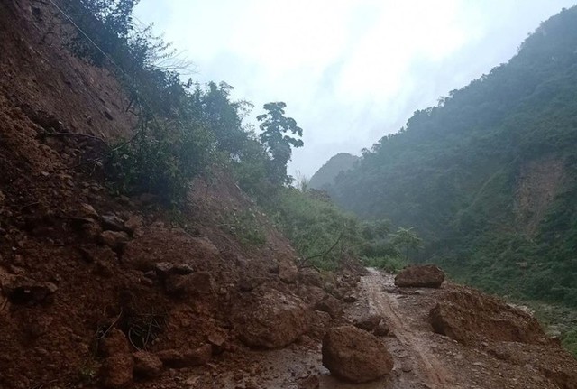 Đồi núi lở, đất đá tràn xuống ‘uy hiếp’ hàng trăm hộ dân miền núi Nghệ An - Ảnh 2.