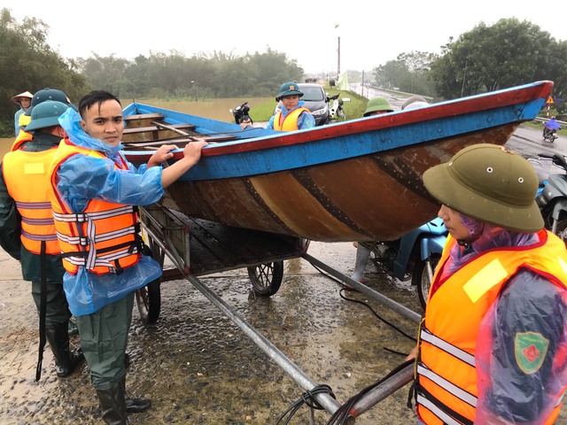  Nghệ An: Người dân ven sông phải lên đê dựng lều cho trâu bò trú ẩn - Ảnh 20.