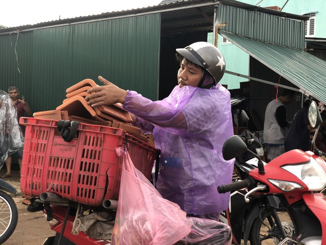  Sao bão, hàng ngàn người Quảng Ngãi chen lấn đi mua ngói  - Ảnh 3.