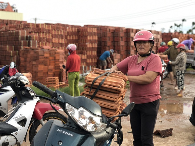  Sao bão, hàng ngàn người Quảng Ngãi chen lấn đi mua ngói  - Ảnh 4.