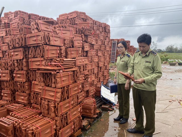  Sao bão, hàng ngàn người Quảng Ngãi chen lấn đi mua ngói  - Ảnh 6.