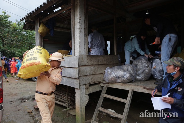 Đoàn cứu trợ đầu tiên băng sạt lở tiếp cận bà con Vân Kiều ở Quảng Nam: Ấm tình người nơi biên ải - Ảnh 7.