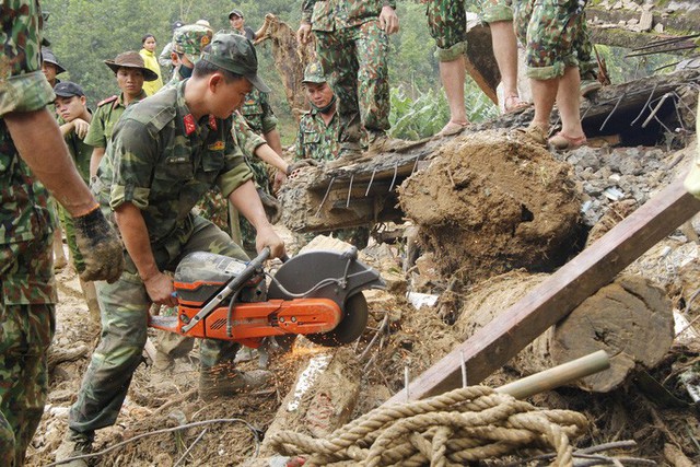 Thiếu tướng Nguyễn Đình Tiến: Dốc toàn lực tìm nạn nhân bị vùi lấp - Ảnh 12.