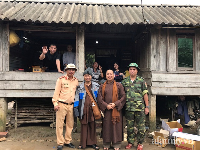 Đoàn cứu trợ đầu tiên băng sạt lở tiếp cận bà con Vân Kiều ở Quảng Nam: Ấm tình người nơi biên ải - Ảnh 10.