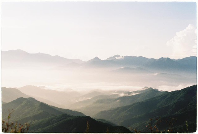 Cách Hà Nội chỉ 270 km, có một chốn núi rừng mang tên Bình Liêu với ruộng bậc thang và đồng cỏ lau đẹp chẳng kém Hà Giang: Ít ai ngờ Quảng Ninh lại có những địa điểm như thế - Ảnh 5.