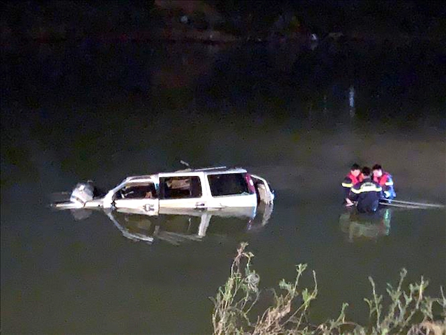  Toàn cảnh hiện trường vụ xe 7 chỗ đâm xe máy rồi lao xuống sông khiến 5 người thiệt mạng - Ảnh 13.