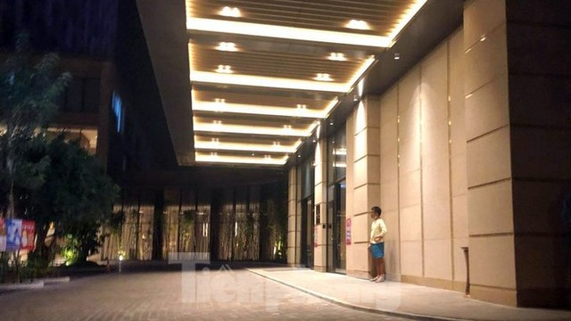 Phong tỏa một tầng khách sạn 5 sao ở Hải Phòng vì ca nghi nhiễm COVID-19 - Ảnh 2.
