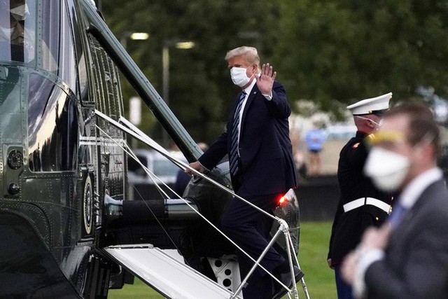 Tổng thống Trump xuất viện, lên trực thăng quay về Nhà Trắng - Ảnh 2.