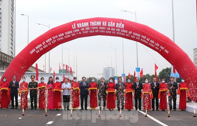 Thông xe cầu vượt trăm tỷ qua hồ Linh Đàm  - Ảnh 2.