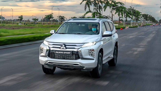 Mitsubishi Pajero Sport 2020 giá từ 1,11 tỷ đồng - Lật ‘thế cờ’ công nghệ với Toyota Fortuner - Ảnh 1.