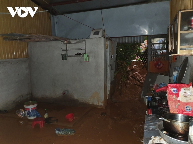 Mưa lũ tại Lào Cai làm một cháu bé tử vong, nhiều nơi trên địa bàn ngập lụt, sạt lở đất - Ảnh 2.