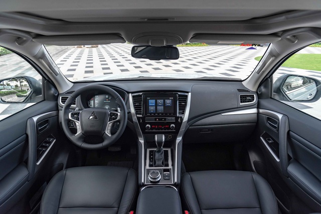Mitsubishi Pajero Sport 2020 giá từ 1,11 tỷ đồng - Lật ‘thế cờ’ công nghệ với Toyota Fortuner - Ảnh 10.