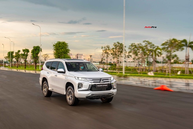 Mitsubishi Pajero Sport 2020 giá từ 1,11 tỷ đồng - Lật ‘thế cờ’ công nghệ với Toyota Fortuner - Ảnh 19.