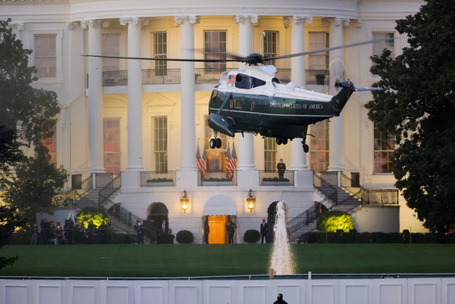 Tổng thống Trump xuất viện, lên trực thăng quay về Nhà Trắng - Ảnh 3.
