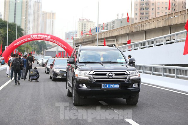 Thông xe cầu vượt trăm tỷ qua hồ Linh Đàm  - Ảnh 3.