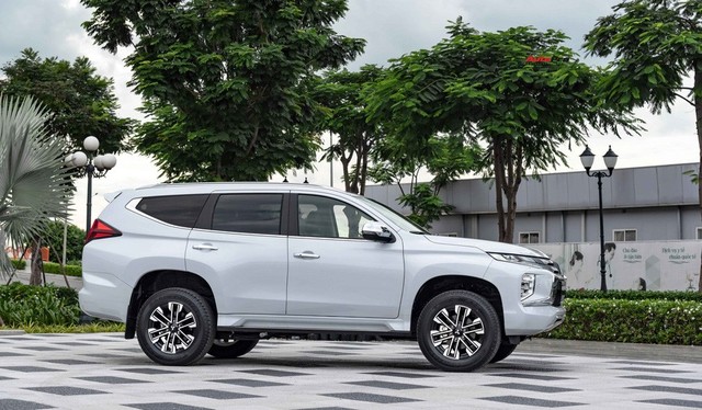 Mitsubishi Pajero Sport 2020 giá từ 1,11 tỷ đồng - Lật ‘thế cờ’ công nghệ với Toyota Fortuner - Ảnh 3.