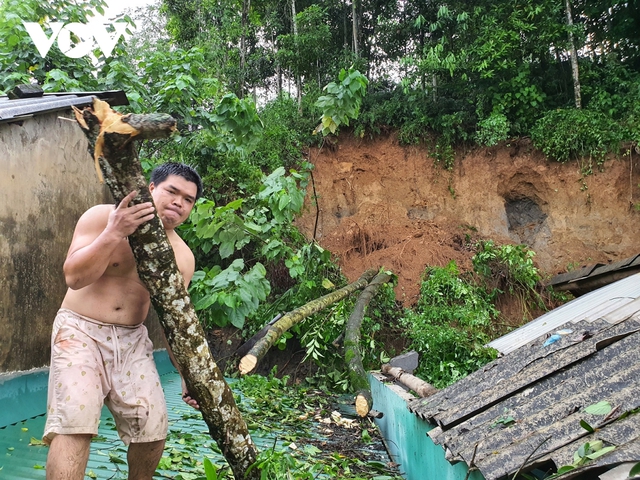 Mưa lũ tại Lào Cai làm một cháu bé tử vong, nhiều nơi trên địa bàn ngập lụt, sạt lở đất - Ảnh 4.