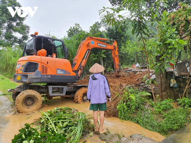 Mưa lũ tại Lào Cai làm một cháu bé tử vong, nhiều nơi trên địa bàn ngập lụt, sạt lở đất - Ảnh 5.