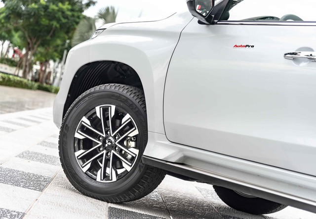 Mitsubishi Pajero Sport 2020 giá từ 1,11 tỷ đồng - Lật ‘thế cờ’ công nghệ với Toyota Fortuner - Ảnh 8.