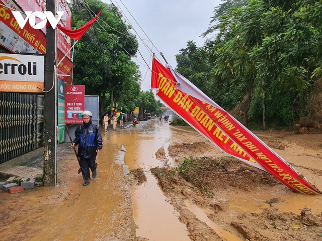 Mưa lũ tại Lào Cai làm một cháu bé tử vong, nhiều nơi trên địa bàn ngập lụt, sạt lở đất - Ảnh 9.