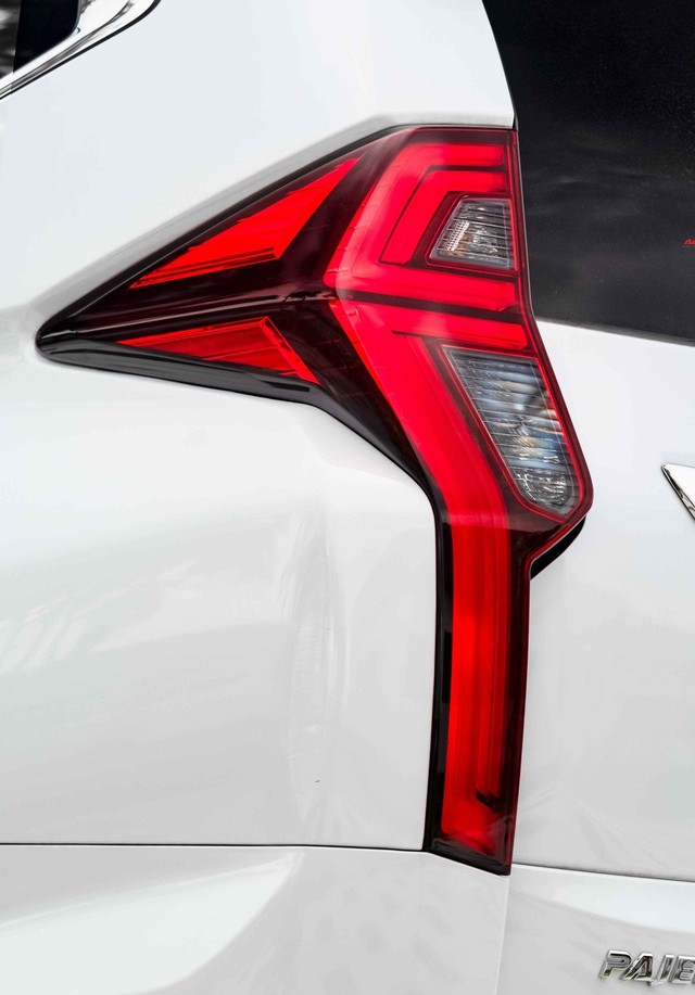 Mitsubishi Pajero Sport 2020 giá từ 1,11 tỷ đồng - Lật ‘thế cờ’ công nghệ với Toyota Fortuner - Ảnh 9.