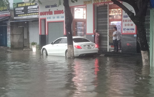  Quảng Nam mưa trắng trời, đường phố lênh láng, nhà dân tốc mái  - Ảnh 1.