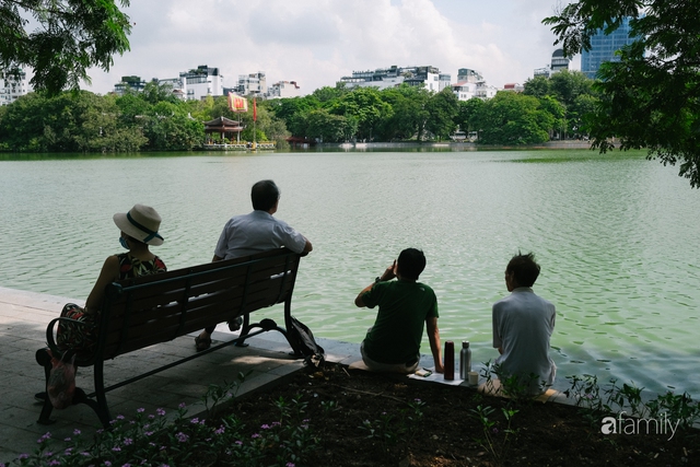 Hồ Gươm thay áo mới, người Hà Nội rủ nhau đi dạo trên vỉa hè lát đá đẹp như công viên ở trời Âu, tận hưởng tiết trời thanh mát đầu đông - Ảnh 11.