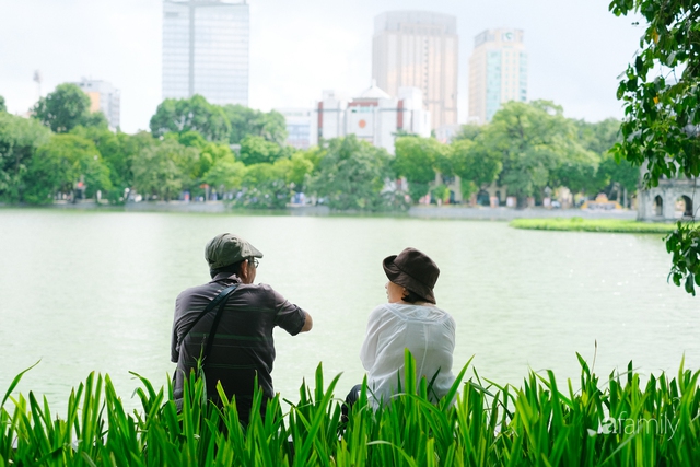 Hồ Gươm thay áo mới, người Hà Nội rủ nhau đi dạo trên vỉa hè lát đá đẹp như công viên ở trời Âu, tận hưởng tiết trời thanh mát đầu đông - Ảnh 6.