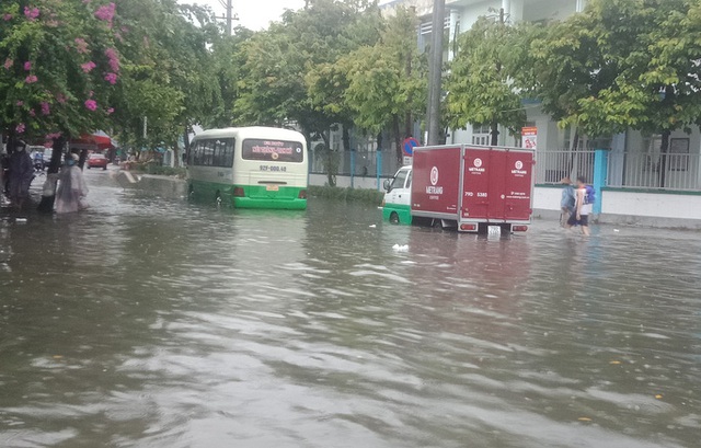  Quảng Nam mưa trắng trời, đường phố lênh láng, nhà dân tốc mái  - Ảnh 6.