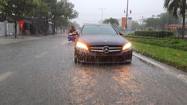  Quảng Nam mưa trắng trời, đường phố lênh láng, nhà dân tốc mái  - Ảnh 7.