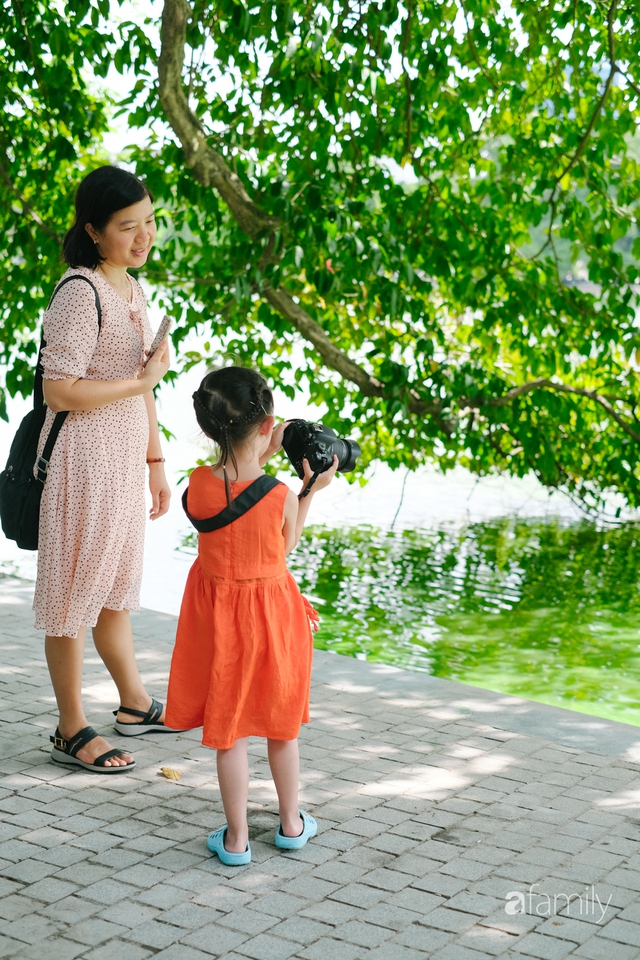 Hồ Gươm thay áo mới, người Hà Nội rủ nhau đi dạo trên vỉa hè lát đá đẹp như công viên ở trời Âu, tận hưởng tiết trời thanh mát đầu đông - Ảnh 10.