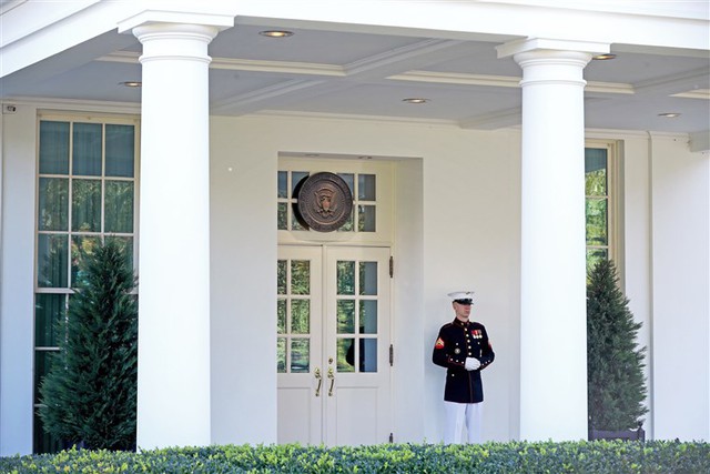 Nhà Trắng chuẩn bị những gì cho Tổng thống Trump trở lại Phòng Bầu dục  - Ảnh 1.