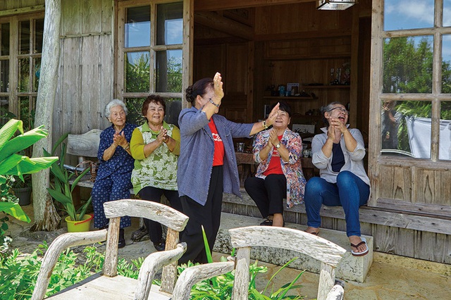 Quần đảo Okinawa tại Nhật Bản là một trong những nơi có nhiều người sống trên 100 tuổi nhất thế giới: Bí mật sống thọ của họ là gì? - Ảnh 2.