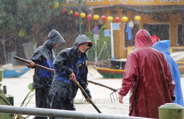 Nước sông Hoài lên nhanh gây ngập nặng, người Hội An hối hả chạy lũ - Ảnh 5.