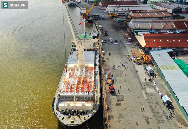 Cận cảnh tàu biển 120 mét chở 3 toa tàu metro số 1 đầu tiên cập cảng ở TP.HCM - Ảnh 7.