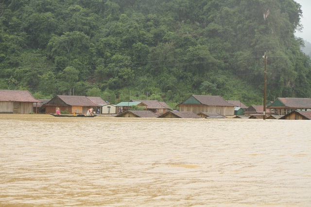 Mưa lũ dồn dập ở Quảng Bình: Hơn 12.600 nhà dân bị ngập chìm trong biển nước  - Ảnh 1.