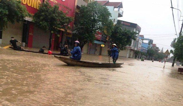 Mưa lũ dồn dập ở Quảng Bình: Hơn 12.600 nhà dân bị ngập chìm trong biển nước  - Ảnh 5.