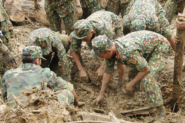  14 người mất tích ở Trà Leng: Đào xới hết khu sạt lở nhưng không tìm thấy ai  - Ảnh 2.