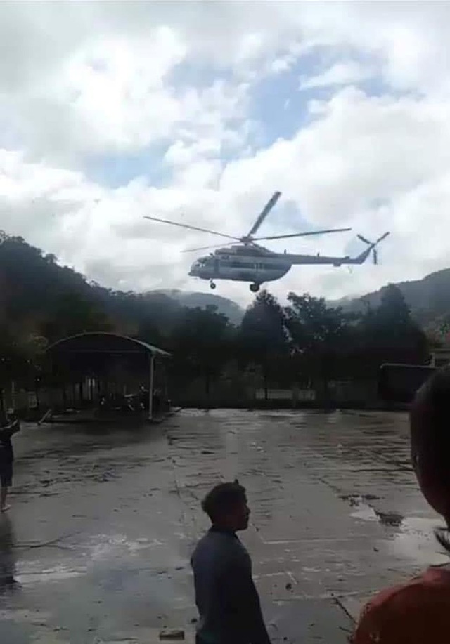  Máy bay đã thả được lương thực xuống xã Phước Lộc tiếp tế cho người dân  - Ảnh 2.