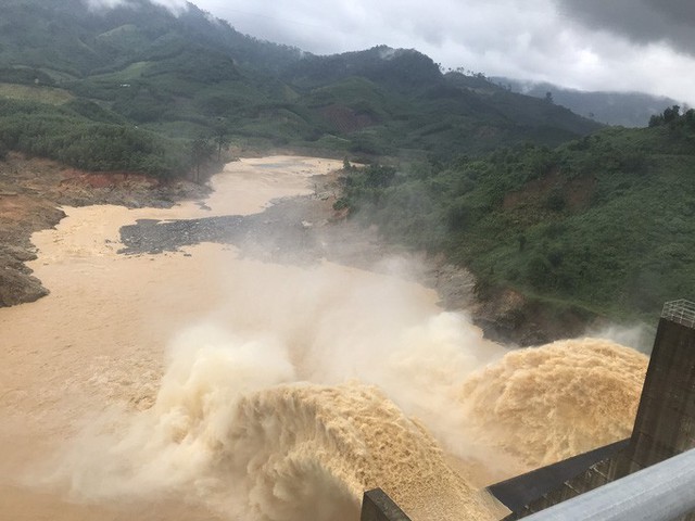  Quảng Nam lại sạt lở núi khiến 1 người chết, hồ Phú Ninh và nhiều thủy điện xả lũ  - Ảnh 1.