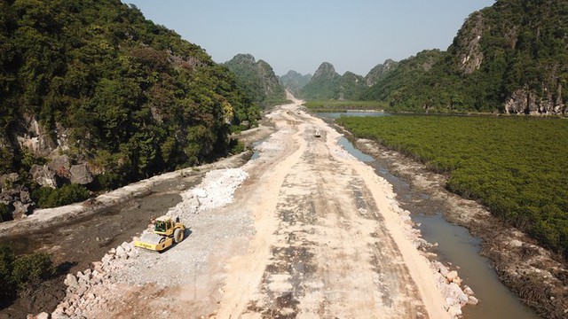 Trên công trường thi công đường bao biển hơn 2.000 tỷ nối TP Hạ Long - Cẩm Phả - Ảnh 4.