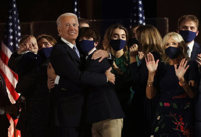 Cháu trai 14 tuổi của ông Joe Biden: Chiều cao khủng và ngoại hình cuốn hút, đủ chuẩn soán ngôi Hoàng tử Nhà Trắng Barron Trump - Ảnh 4.