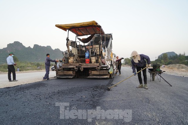 Trên công trường thi công đường bao biển hơn 2.000 tỷ nối TP Hạ Long - Cẩm Phả - Ảnh 9.