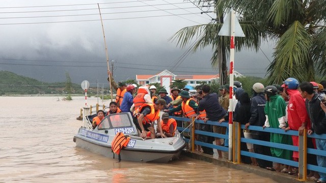  Giám đốc Sở NN-PTNT Khánh Hòa: Đi chống bão mà giống đi du lịch, nhìn phản cảm!  - Ảnh 2.