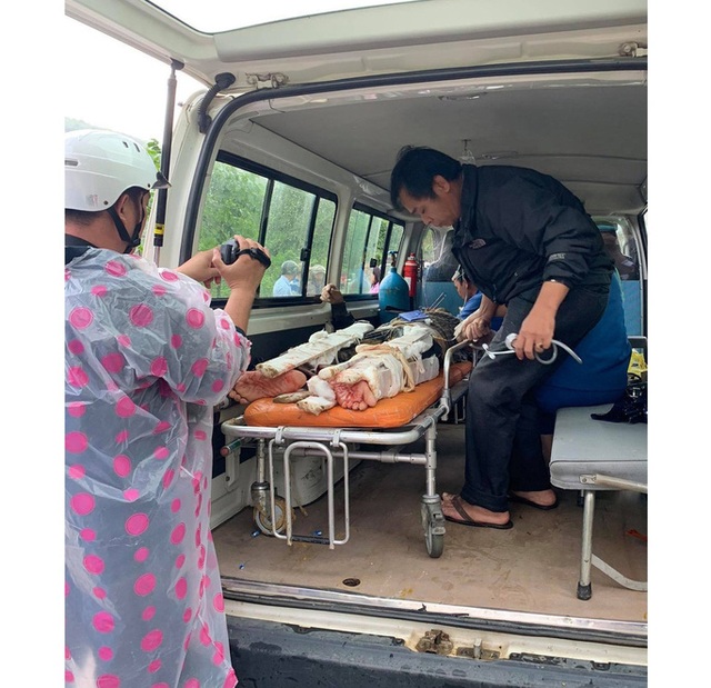 Lở núi kinh hoàng ở Quảng Nam: Cấm đường, chuyển 2 người bị thương nặng lên tuyến trên  - Ảnh 2.
