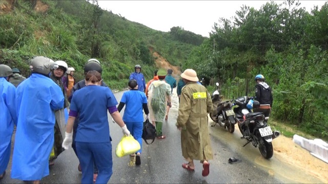 Lở núi kinh hoàng ở Quảng Nam: Cấm đường, chuyển 2 người bị thương nặng lên tuyến trên - Ảnh 4. Lở núi kinh hoàng ở Quảng Nam: Cấm đường, chuyển 2 người bị thương nặng lên tuyến trên - Ảnh 4.