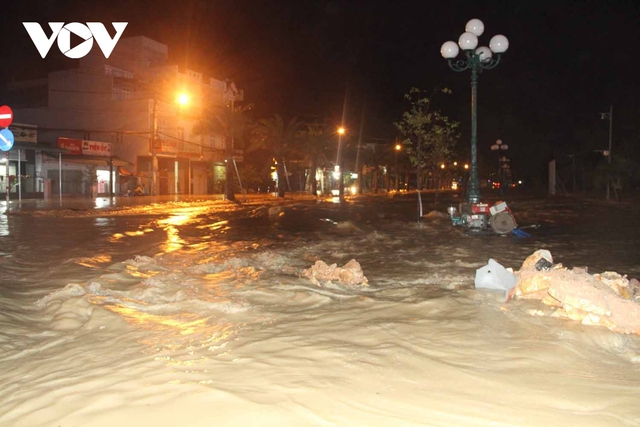 Bình Định: Nước lũ đổ về gây ngập cửa ngõ vào thành phố Quy Nhơn - Ảnh 6. Bình Định: Nước lũ đổ về gây ngập cửa ngõ vào thành phố Quy Nhơn - Ảnh 6.